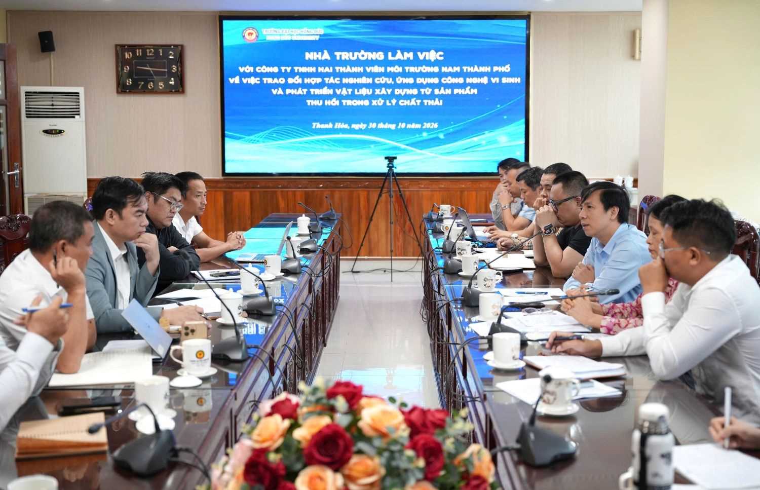 Trường Đại học Hồng Đức thúc đẩy hợp tác nghiên cứu, ứng dụng công nghệ trong xử lý chất thải và bảo vệ môi trường